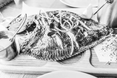 Masa yemeği arka planında fırında dil balığı.