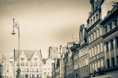 Eski renkli evleri olan Wroclaw merkez pazar meydanı