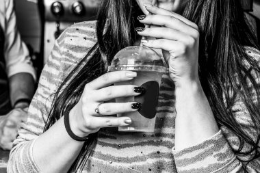 Mojito yapımı kafenin arka planında