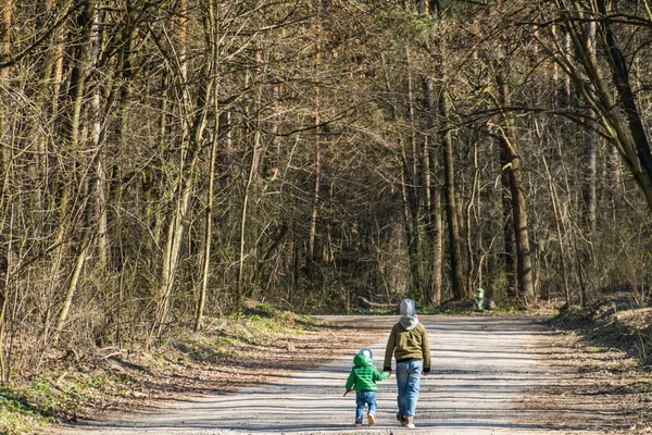 Dzieci Chodzą Lesie Izolacja — Zdjęcie stockowe