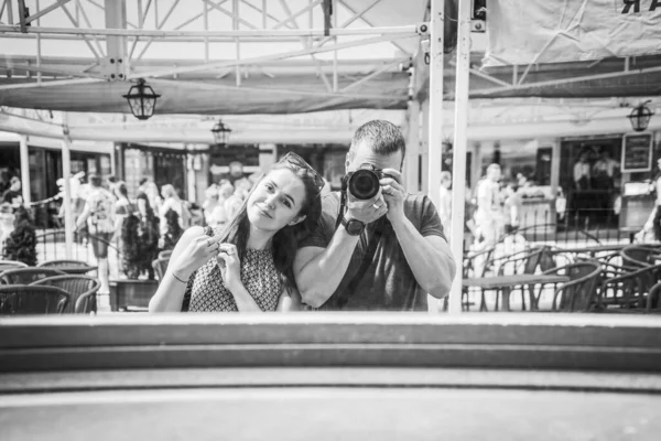 Couple Taking Photo Mirror Center Wroclaw — Stock Photo, Image