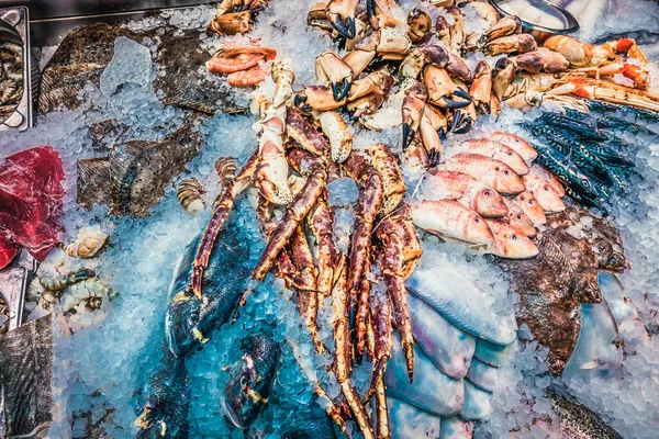 Pescado Fresco Mariscos Sobre Hielo Mercado —  Fotos de Stock