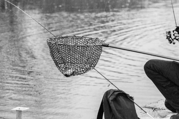 湖でマス釣り 釣りのレクリエーション — ストック写真