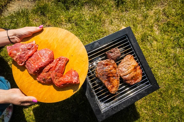 Steaks Grillen Campen Tragbarer Grill — Stockfoto