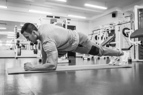 Hombre Hacer Deporte Gimnasio — Foto de Stock