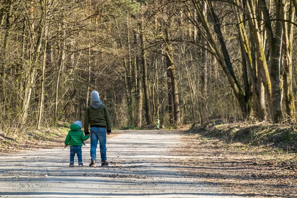 Děti Chodí Lese Izolace — Stock fotografie