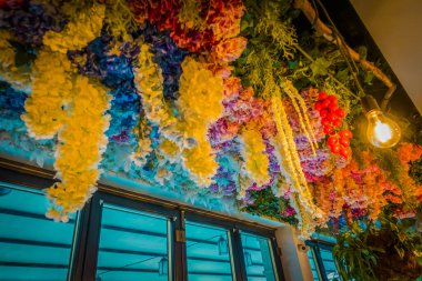 İç kısımda taze çiçekler var.