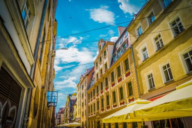 Wroclaw şehrinin caddeleri ve evleri. Şehir manzarası