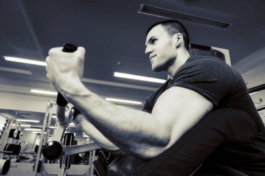 Bir adam spor salonuna gider.