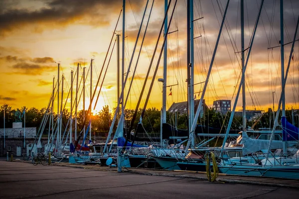 Vacker Brygga Kvällen Med Vackra Segelbåtar — Stockfoto