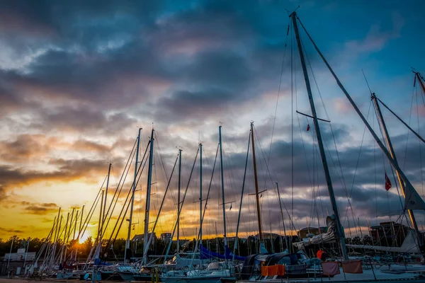 Vacker Brygga Kvällen Med Vackra Segelbåtar — Stockfoto