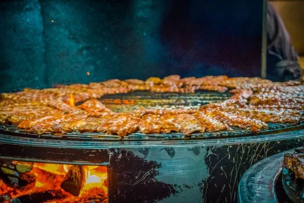 Gegrillte Rippchen Auf Einem Riesigen Grill — Stockfoto