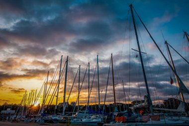 Akşamları güzel rıhtımlar ve güzel yelkenli yatlar.