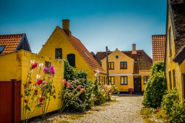 Resimli bir köyde güzel bir Danimarka mimarisi