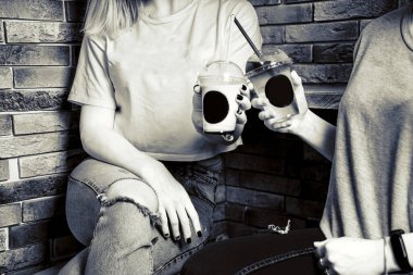 Ahşap arka planda kahve ve dondurma.