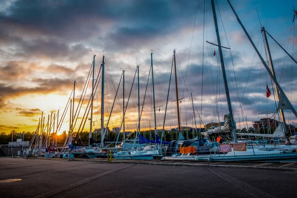 Hermoso Muelle Por Noche Con Hermosos Yates Vela —  Fotos de Stock