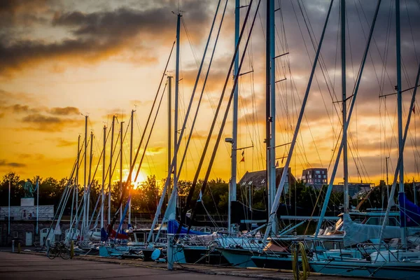 Hermoso Muelle Por Noche Con Hermosos Yates Vela —  Fotos de Stock