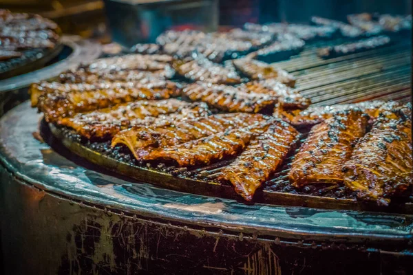 Gegrillte Rippchen Auf Einem Riesigen Grill — Stockfoto