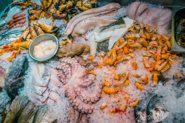 Pazarda taze balık ve deniz ürünleri.