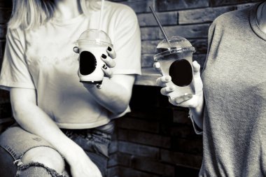 Ahşap arka planda kahve ve dondurma.