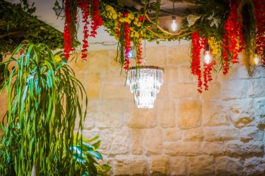 İç kısımda taze çiçekler var.