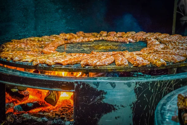 Gegrillte Rippchen Auf Einem Riesigen Grill — Stockfoto