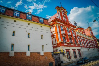 Muhteşem Mimarlık ve Kırbaç Kiliseleri