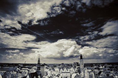 Wroclaw, Polonya - 15 Haziran 2019 Wroclaw Evleri ve Wroclaw şehrinin sokakları. Şehir manzarası