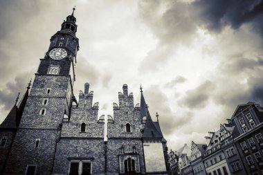 Wroclaw, Polonya - 15 Haziran 2019 Wroclaw Evleri ve Wroclaw şehrinin sokakları. Şehir manzarası