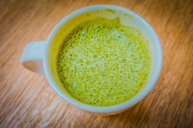 Bir kafede latte eşleştir