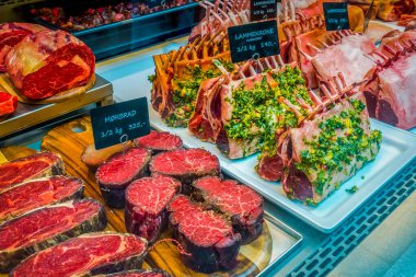 Tezgahta farklı türde taze et var.