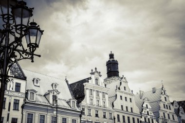 Wroclaw, Polonya - 15 Haziran 2019 Wroclaw Evleri ve Wroclaw şehrinin sokakları. Şehir manzarası