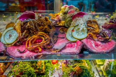 Bir mağaza vitrininde geleneksel Danimarka Smorrebrod tipleri