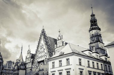 Wroclaw, Polonya - 15 Haziran 2019 Wroclaw Evleri ve Wroclaw şehrinin sokakları. Şehir manzarası