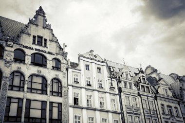 Wroclaw, Polonya - 15 Haziran 2019 Wroclaw Evleri ve Wroclaw şehrinin sokakları. Şehir manzarası