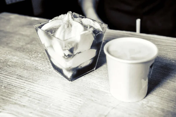 Kaffee Und Eis Auf Holzgrund — Stockfoto