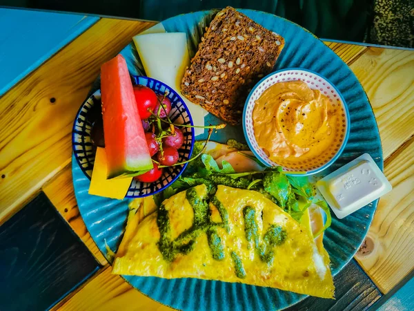 Smaklig Frukost Med Omelett Och Grönsaker — Stockfoto