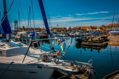 Yatları olan güzel Danimarka limanı