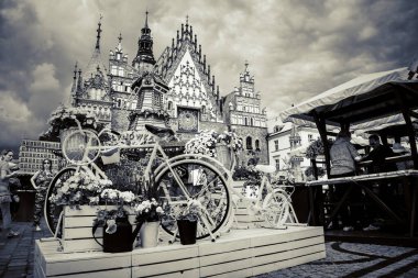 Wroclaw, Polonya - 15 Haziran 2019 Wroclaw Evleri ve Wroclaw şehrinin sokakları. Şehir manzarası