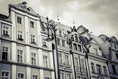 Wroclaw, Polonya - 15 Haziran 2019 Wroclaw Evleri ve Wroclaw şehrinin sokakları. Şehir manzarası