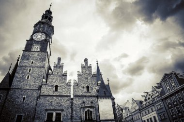 Wroclaw, Polonya - 15 Haziran 2019 Wroclaw Evleri ve Wroclaw şehrinin sokakları. Şehir manzarası