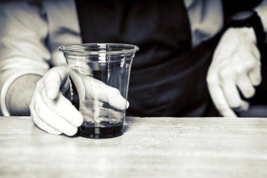 Barista kafenin arka planında kahve yapıyor.