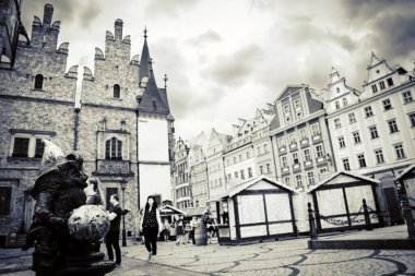 Wroclaw, Polonya - 15 Haziran 2019 Wroclaw Evleri ve Wroclaw şehrinin sokakları. Şehir manzarası