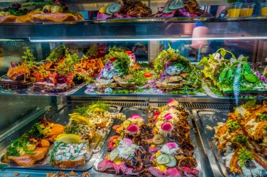 Bir mağaza vitrininde geleneksel Danimarka Smorrebrod tipleri