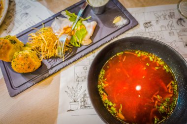 Ulusal Ukrayna yemekleri tabakta