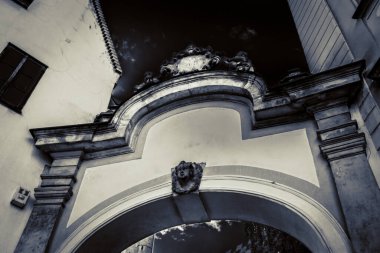 Eski renkli evleri olan Wroclaw merkez pazar meydanı