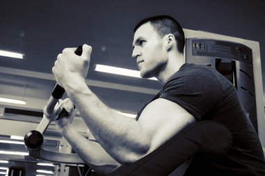 Bir adam spor salonuna gider.