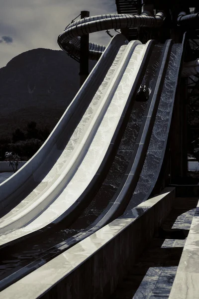 Jongen Rijdt Een Dia Het Waterpark — Stockfoto