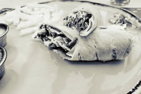 Arkaplanda Tabak Yemeği Olan Burrito — Stok fotoğraf
