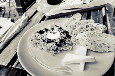 Tabakta dana tartar. Lezzetli.